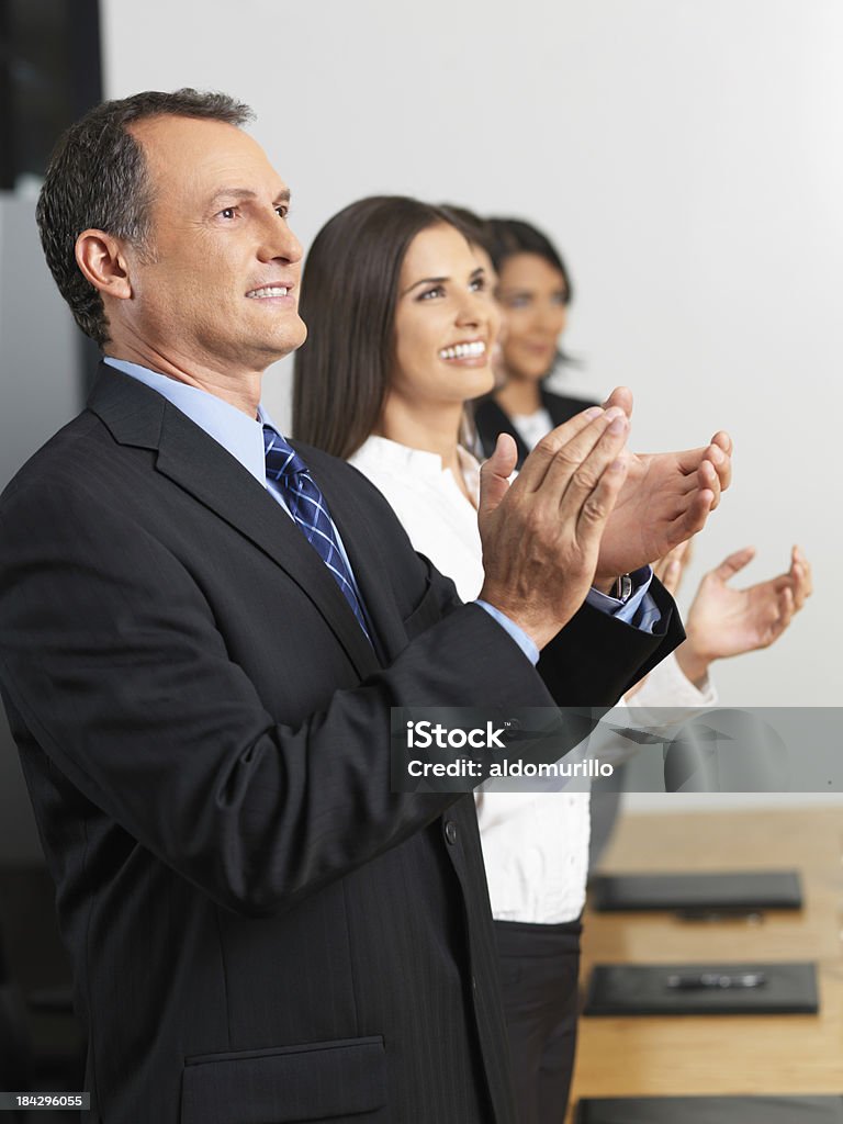 Equipe de negócios juntos clapping - Foto de stock de 25-30 Anos royalty-free