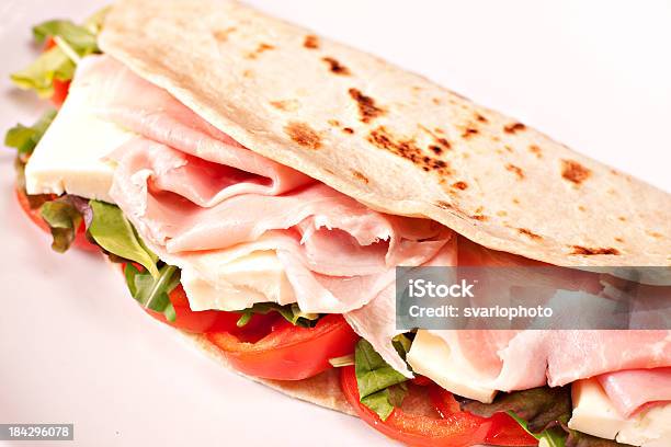 Photo libre de droit de Piadina Italienne Traditionnelle banque d'images et plus d'images libres de droit de Piadina - Piadina, Jambon, Sandwich Wrap