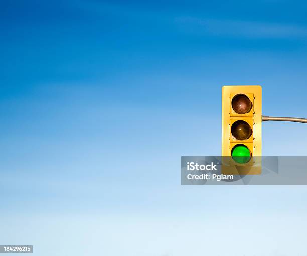 Luz Verde Ir Sinal De Trânsito Conceito - Fotografias de stock e mais imagens de Semáforo de Trânsito - Semáforo de Trânsito, Semáforo Verde - Semáforo de trânsito, Tráfego