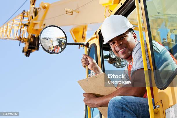 Afroamericano Homem De Utilizar Um Guindaste - Fotografias de stock e mais imagens de Operador de Guindaste - Operador de Guindaste, Trabalhador da Construção Civil, Guindaste - Maquinaria de Construção