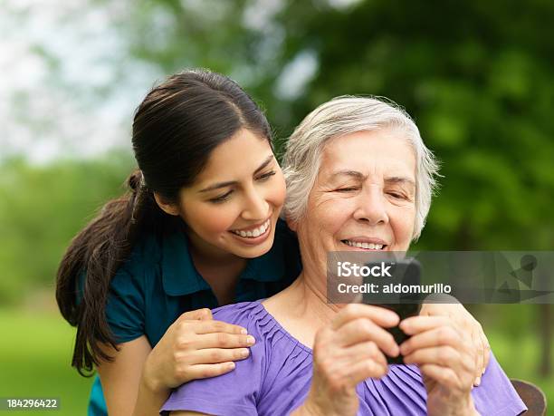손주 지도하지 자신의 조모 어떻게 휴대폰 노인에 대한 스톡 사진 및 기타 이미지 - 노인, 라틴 아메리카 히스패닉 민족, 손녀