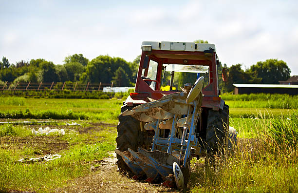 tracteur après une journée de travail dans le champ - melden photos et images de collection