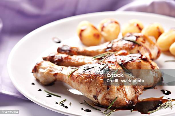Pollo Asado Con Papas En Un Plato Foto de stock y más banco de imágenes de Al horno - Al horno, Alimento, Alimentos cocinados