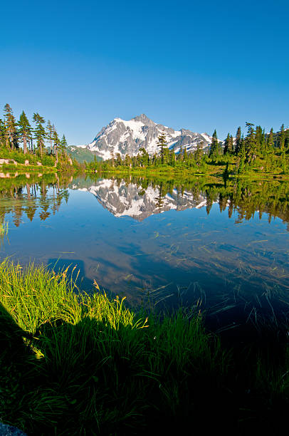 picture 湖と山 shuksan -iv - north cascades national park glacier vertical photography ストックフォトと画像