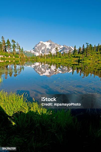 Foto de Lago Picture E Monte Shuksaniv e mais fotos de stock de Azul - Azul, Beleza natural - Natureza, Colorido