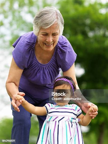 Amoroso Senior Y Nietos Foto de stock y más banco de imágenes de Niño - Niño, Abuela, 70-79 años