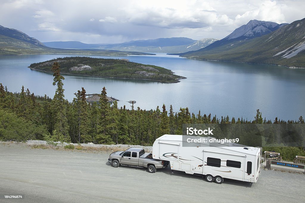 RV en Tagish del lago bové Carcross batidas con vista a la isla - Foto de stock de Autocaravana libre de derechos