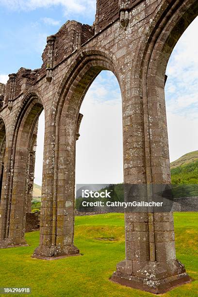 Arcos En Llanthony Priory Gales Foto de stock y más banco de imágenes de Abadía - Abadía, Alrededor del siglo XII, Arco - Característica arquitectónica