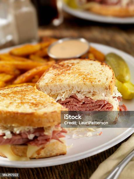 Foto de Sanduíche Reuben e mais fotos de stock de Alimentos Defumados - Alimentos Defumados, Carne, Acompanhamento