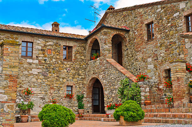 istock Tuscany farmhouse 184297059