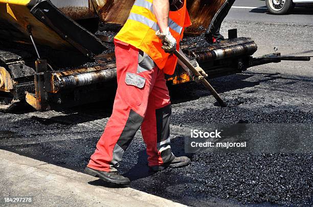 Uomo Al Lavoro - Fotografie stock e altre immagini di Asfaltatrice - Asfaltatrice, Lavori stradali, Ambientazione esterna