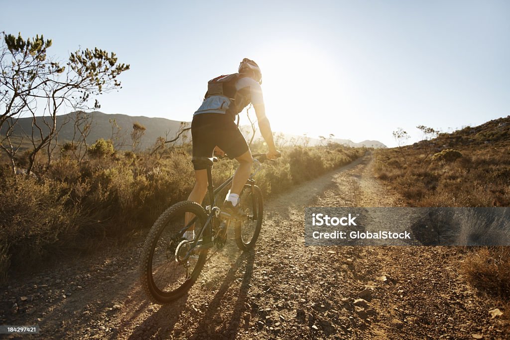 Biker Reiten auf Schotterweg - Lizenzfrei Mountainbike Stock-Foto