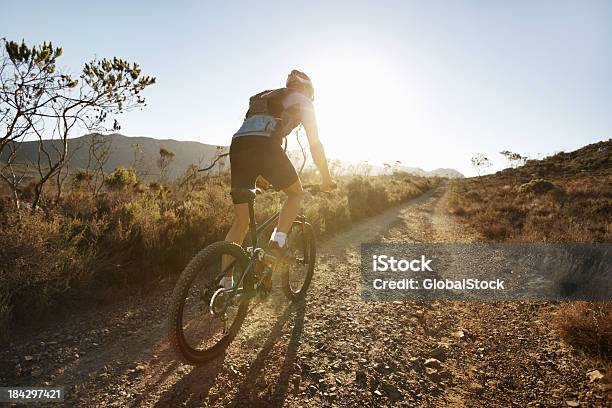 Biker Reiten Auf Schotterweg Stockfoto und mehr Bilder von Mountainbike - Mountainbike, Rückansicht, Radfahren