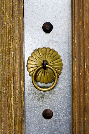 Traditional door knob