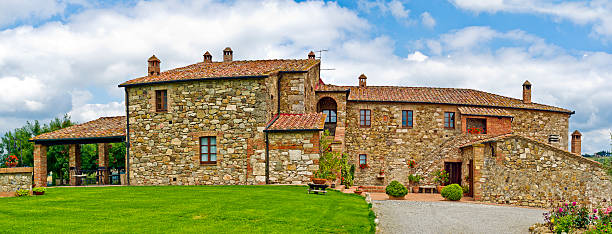 istock Tuscany farmhouse 184297636