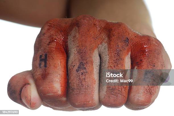 Foto de Bloody Punho Com Palavra Ódio e mais fotos de stock de Racismo - Racismo, Boxe - Esporte, Furioso