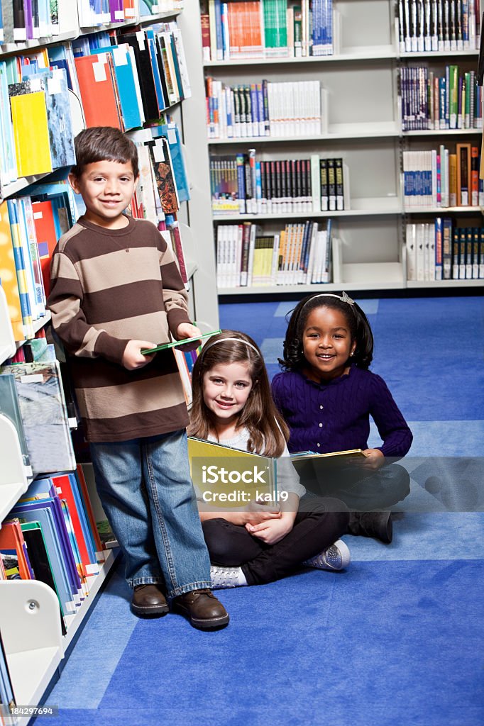 Diverse group of young children in library - Стоковые фото Ребёнок роялти-фри