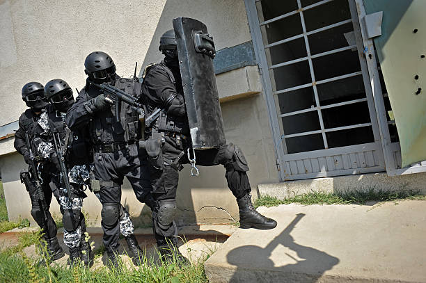 SWAT SWAT team in action ready to breach the premises special forces photos stock pictures, royalty-free photos & images