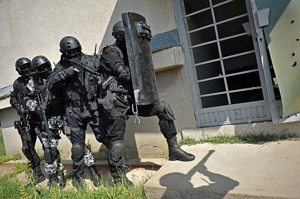 swat - police helmet imagens e fotografias de stock