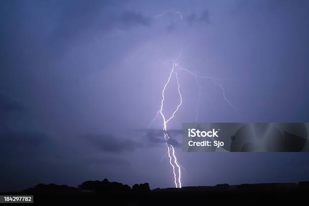 Relâmpago - Fotografias de stock e mais imagens de Acender - Acender, Combustíveis e Geração de Energia, Condições Meteorológicas