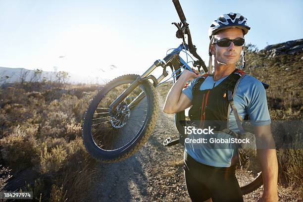Adulto Ciclista En Un Recorrido De Ciclismo Foto de stock y más banco de imágenes de 30-39 años - 30-39 años, Accesorio de cabeza, Actividad