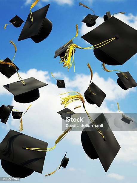 卒業式キャップでのプレミア空気 - 角帽のストックフォトや画像を多数ご用意 - 角帽, 飛ぶ, 卒業式