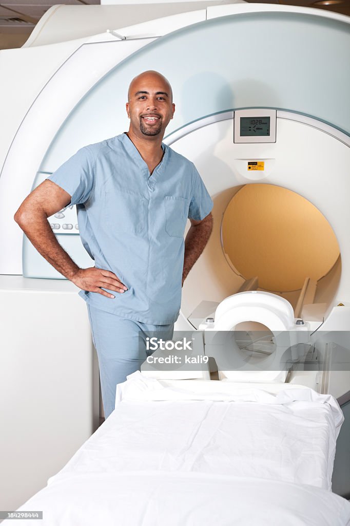 Profissional da Saúde de preparar a Máquina de Ressonância Magnética - Royalty-free 40-44 anos Foto de stock