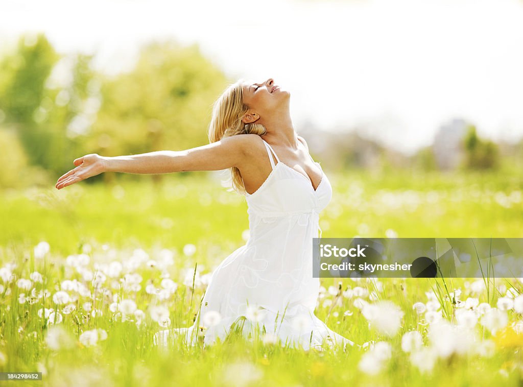 Bella donna godendo la natura e l'aria fresca. - Foto stock royalty-free di Bianco