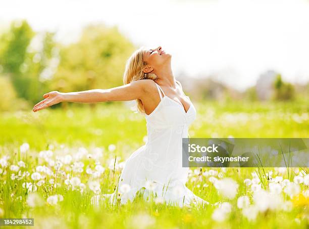 Bella Donna Godendo La Natura E Laria Fresca - Fotografie stock e altre immagini di Bianco - Bianco, Donne, Solo donne