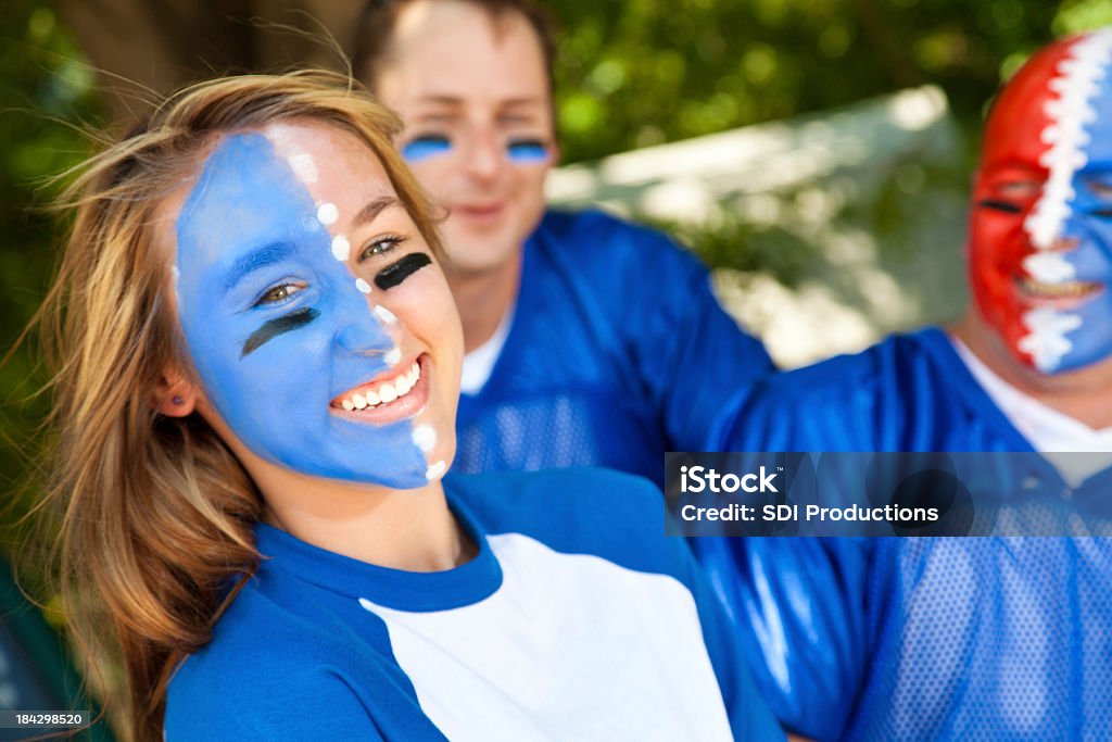 Szczęśliwa kobieta Wentylator z przyjaciółmi na futbol Tailgate Party - Zbiór zdjęć royalty-free (Fan)