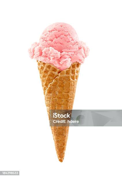 Photo libre de droit de Glace À La Fraise Sur Fond Blanc banque d'images et plus d'images libres de droit de Cornet de glace - Cornet de glace, Crème glacée, Objet ou sujet détouré