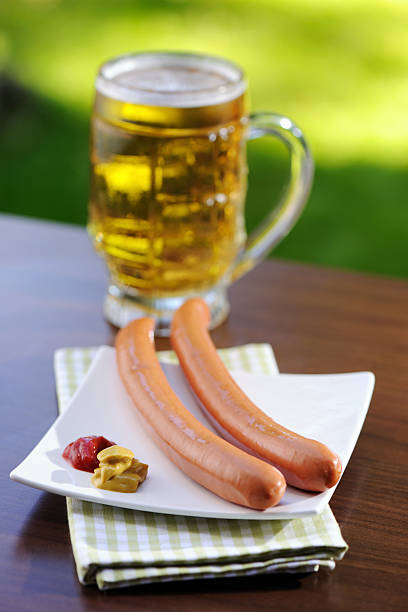frisches bier mit wurst - serving drink beer garden beer glass stock-fotos und bilder