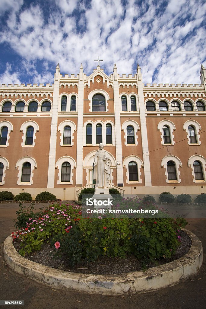 Los monasterios de nuevo Norcia - Foto de stock de Aparcamiento de Varios Pisos libre de derechos