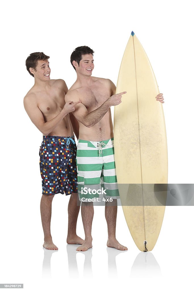 Zwei Freunde stehen mit einem Surfbrett - Lizenzfrei Freundschaft Stock-Foto