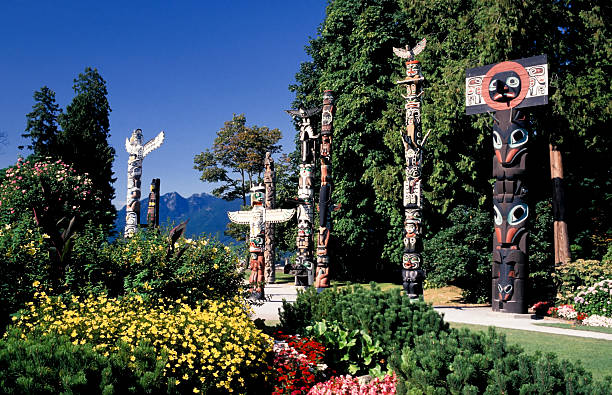 stanley park totem pole vancouver - tótem fotografías e imágenes de stock