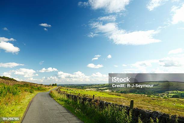 Ländliche Straße Die In Die Landschaft Stockfoto und mehr Bilder von Enge - Enge, Agrarbetrieb, Anhöhe