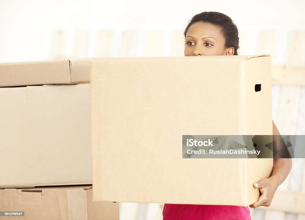 Женщина держит коробку box - Стоковые фото Большой роялти-фри