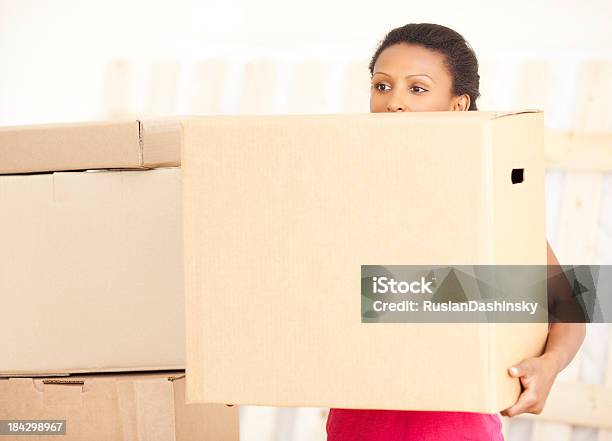 Женщина Держит Коробку Box — стоковые фотографии и другие картинки Большой - Большой, Картонная коробка, Нести