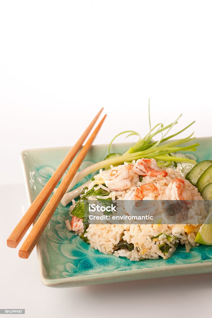 Riz frit aux crevettes thaï et baguettes. - Photo de Crevette - Fruit de mer libre de droits