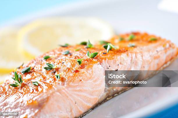 Foto de Filé De Salmão Com Aspargos e mais fotos de stock de Grelhado - Cozido - Grelhado - Cozido, Salmão Assado, Alimentação Saudável