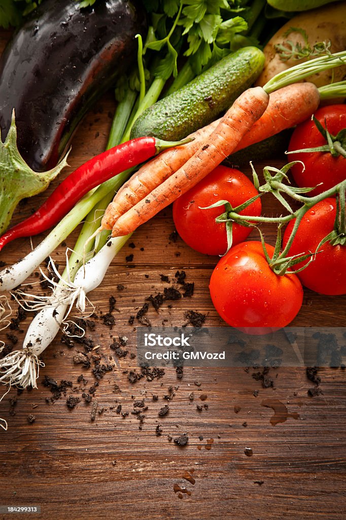 Organiche verdure fresche su un tavolo di legno - Foto stock royalty-free di Alimentazione sana