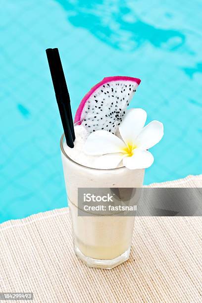 Sunny Traum Luqueur Cocktail In Der Nähe Von Waterpool Auf Der Matte Stockfoto und mehr Bilder von Alkoholisches Getränk