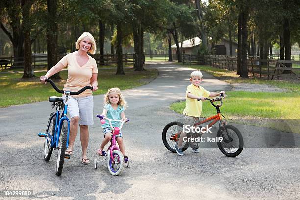 Foto de Crianças Com A Avó Andar De Bicicleta e mais fotos de stock de Avó - Avó, Ciclismo, Criança