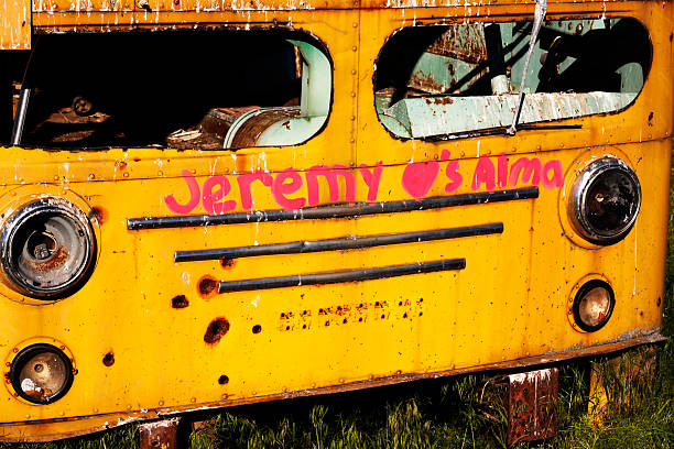 vieille abandonnée bus scolaire - bussing photos et images de collection