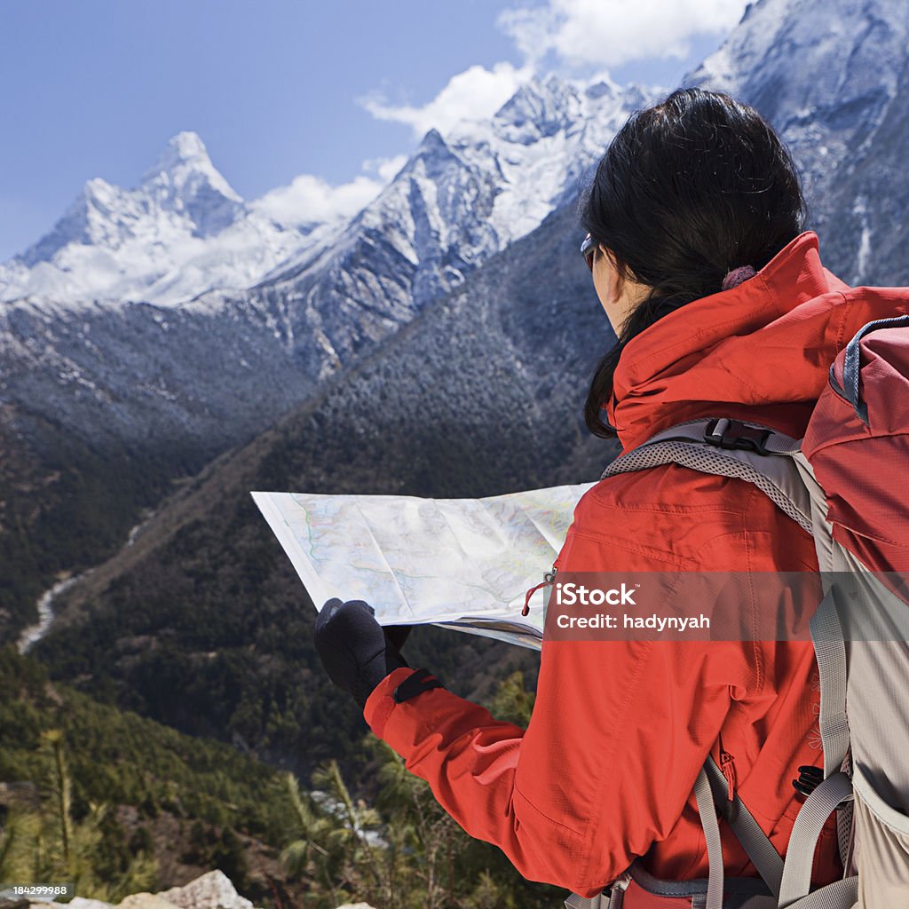Femme de randonnée dans le Parc National du Mont Everest, Népal - Photo de Explorateur libre de droits