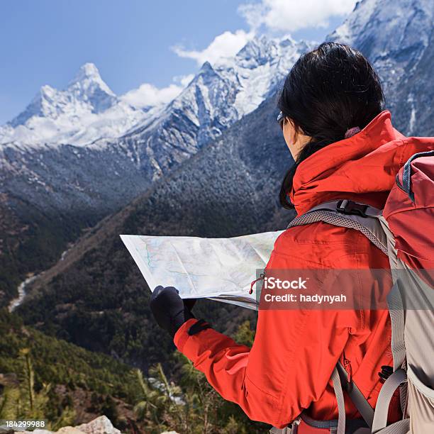 Donna Trekking Nel Parco Nazionale Del Monte Everest Nepal - Fotografie stock e altre immagini di Esploratore