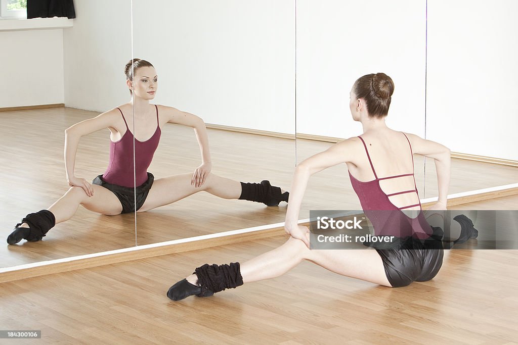 Ballett-Tänzer vor Spiegel - Lizenzfrei 20-24 Jahre Stock-Foto