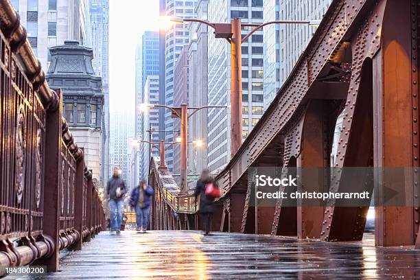 Чикаго Lasalle Street Bridge На Тротуар — стоковые фотографии и другие картинки Чикаго - Иллинойс - Чикаго - Иллинойс, Дождь, Пешеход