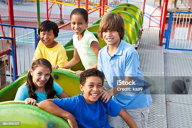 Foto de Crianças Em Uma Montanharussa e mais fotos de stock de Criança - Criança, Montanha-Russa, 10-11 Anos