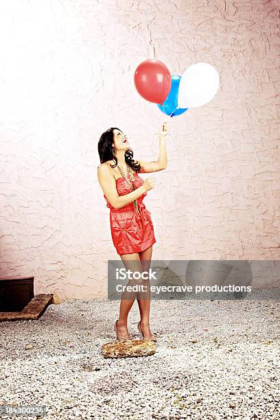 Jovem Adulto Mulher De Vermelho Branco E Azul Balões - Fotografias de stock e mais imagens de 4 de Julho